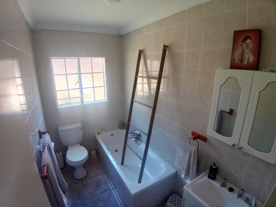 To Let 4 Bedroom Property for Rent in Geelhoutpark North West